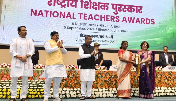 President Droupadi Murmu awards teachers